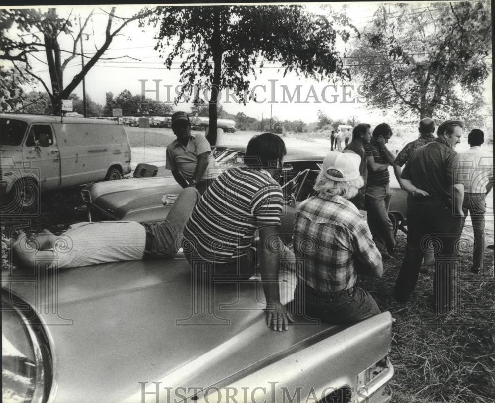 1979 Press Photo Truck Drivers on Strike, waiting on Cars - abna15733 - Historic Images