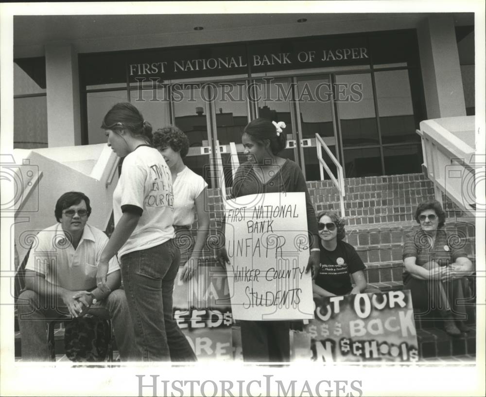 1979 Press Photo Strikes Teachers Walker County at First National Bank of Jasper - Historic Images