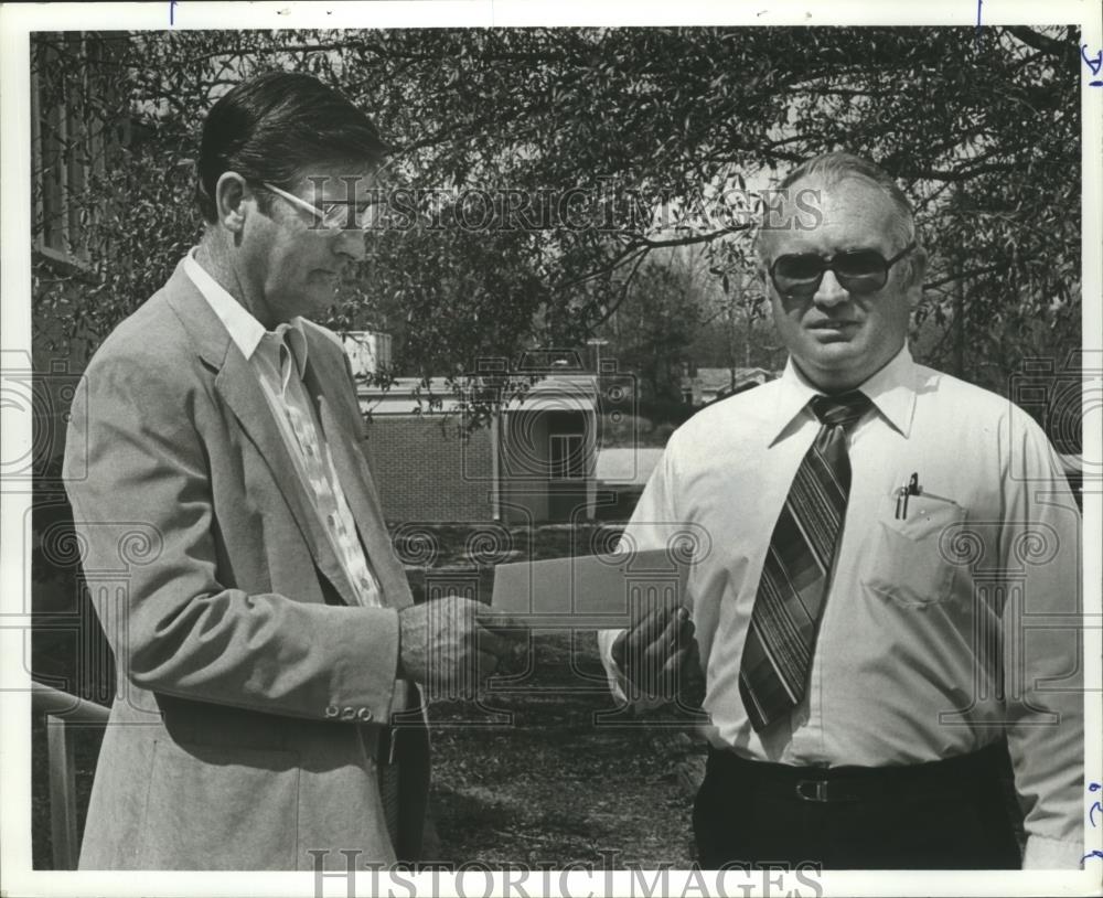 1982 Press Photo Mayor Charles Penhale & B.W. Bramblett, Helena, Alabama - Historic Images