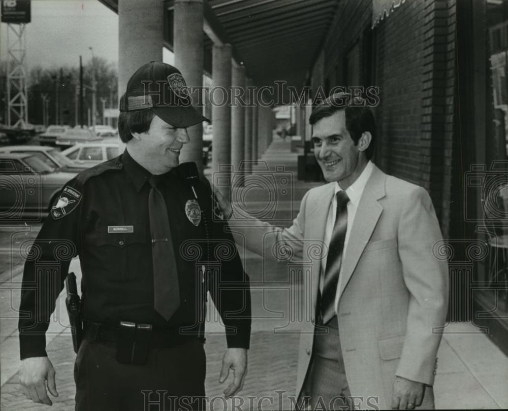 1982 Press Photo Officer Ken Burrell and merchant Jack Sellers, North Birmingham - Historic Images