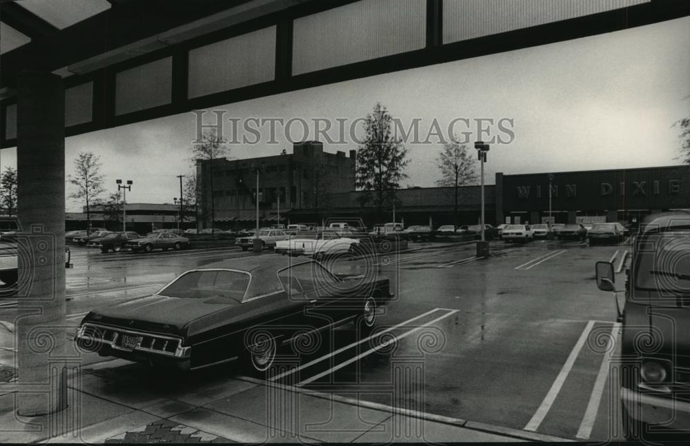 Press Photo Cars at North Birmingham Plaza - abna15883 - Historic Images