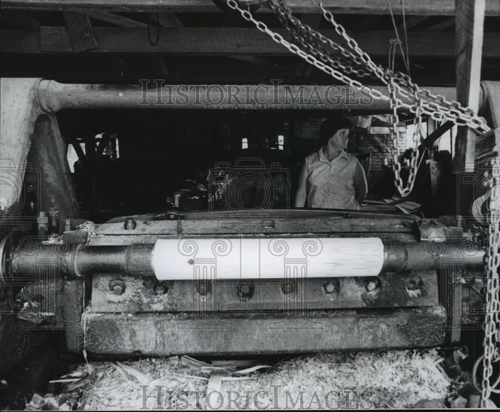 1978 Press Photo Mrs. Fred Hampton operates the log peeling machine in Nectar - Historic Images