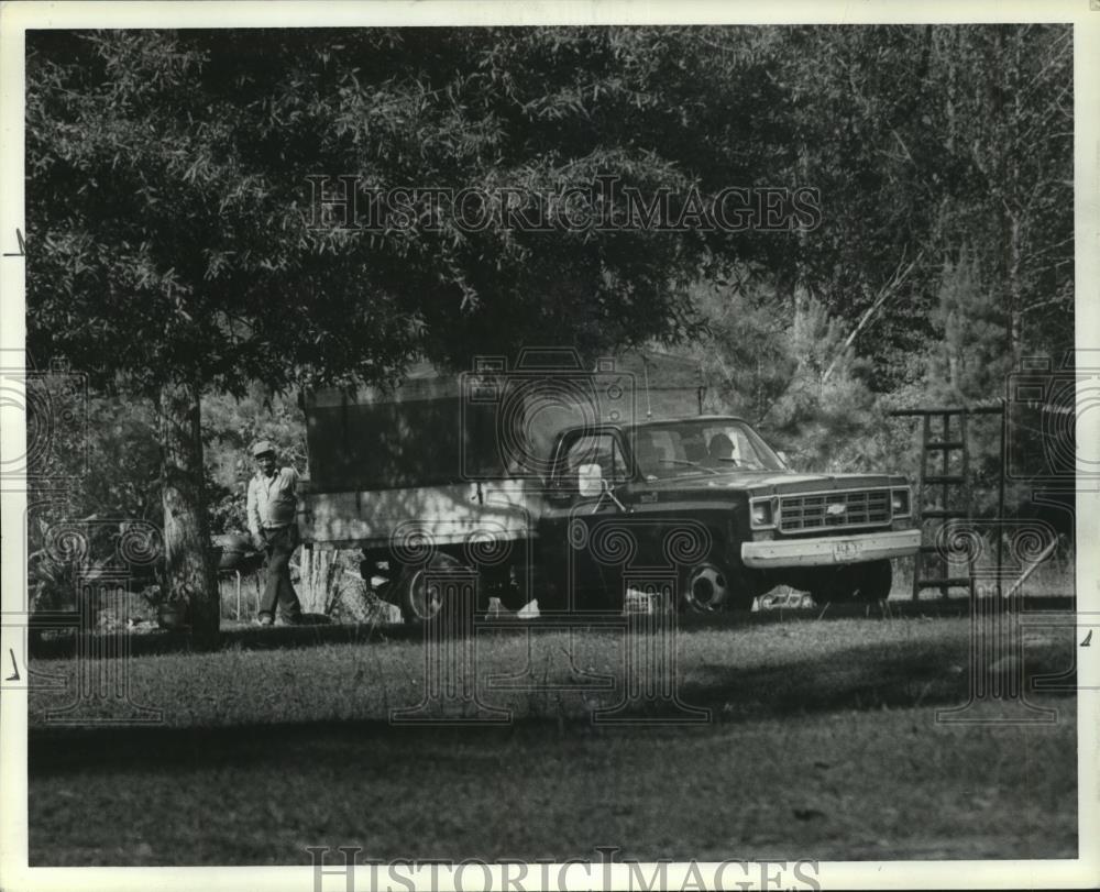 1980 Press Photo Montgomery city employees unload truck, Alabama - abna16047 - Historic Images