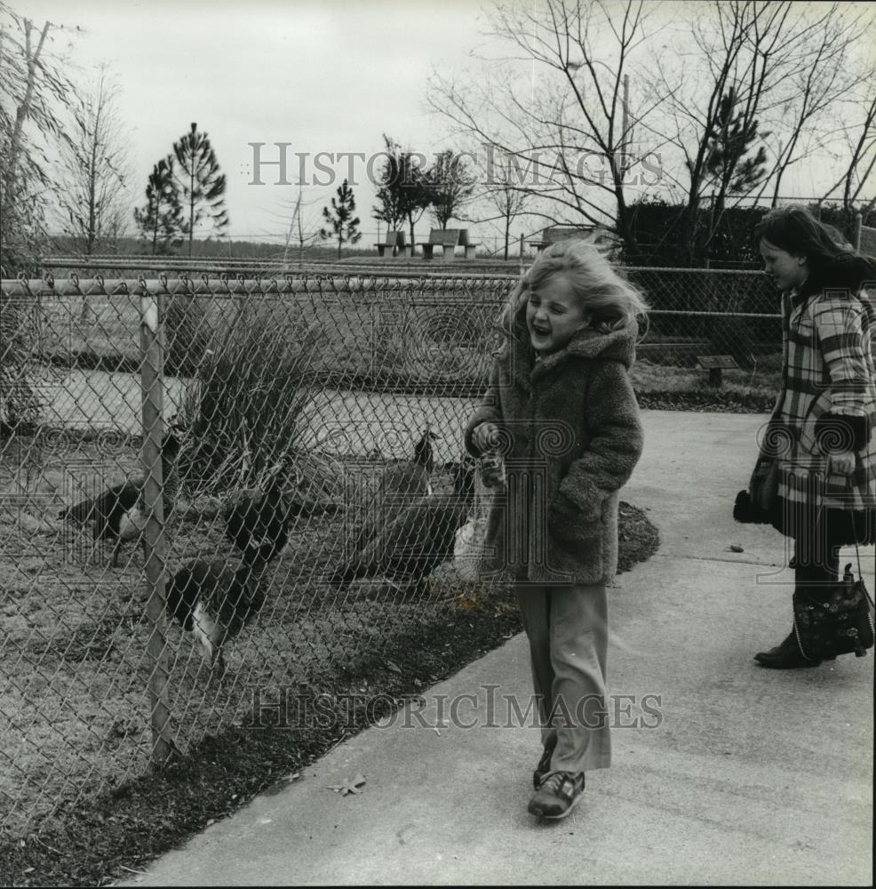 1981 Press Photo Young Children Show Excitement for Birds at the Montgomery Zoo - Historic Images