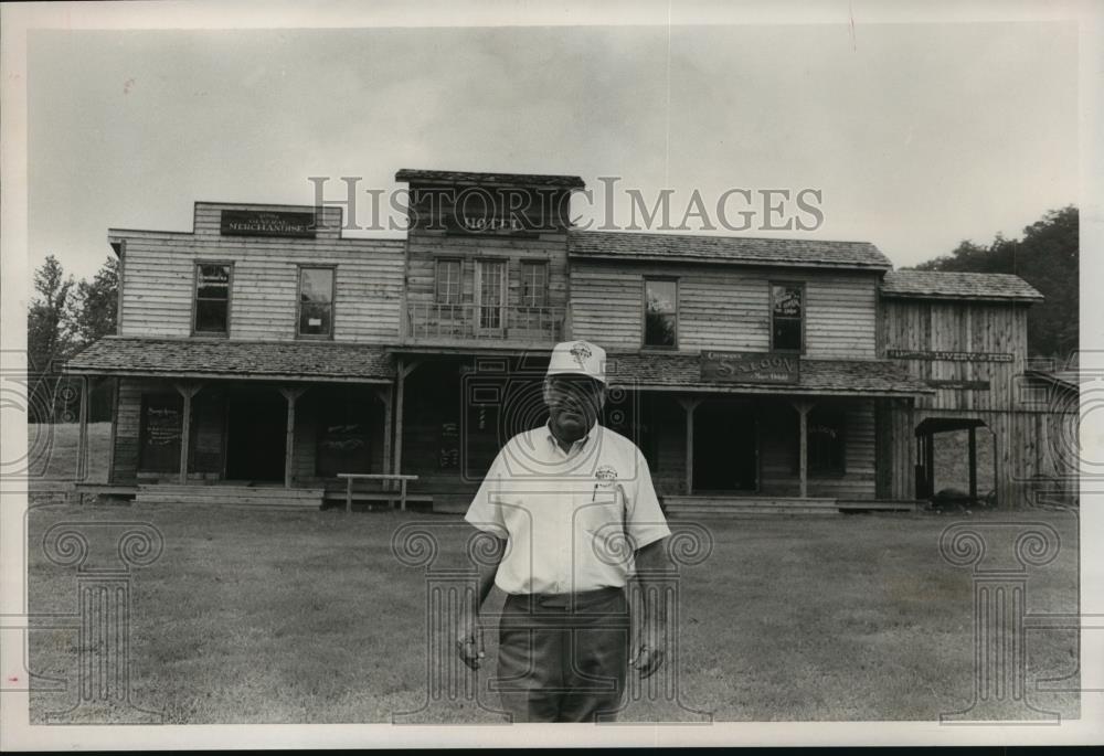 1989 Press Photo Harold Corry Shows Town He&#39;s Building at Oakman, Alabama - Historic Images