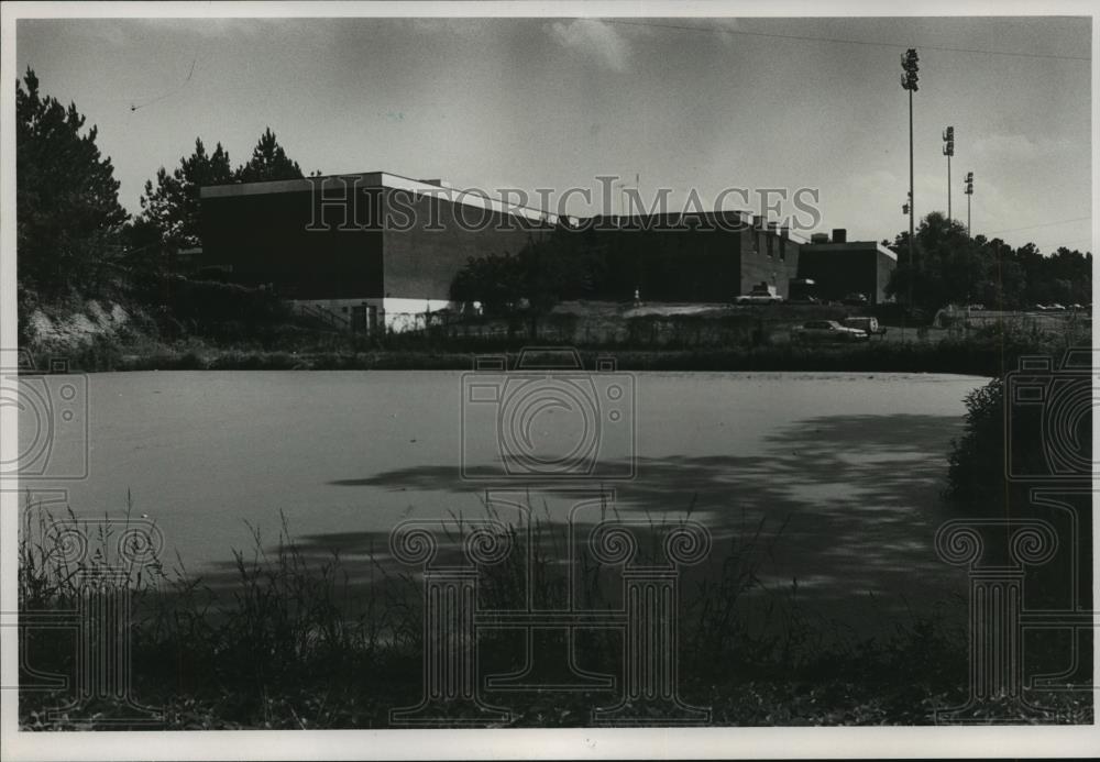 1987 Press Photo Sewage Lagoon in Mountain Brook, Alabama - abna16127 - Historic Images