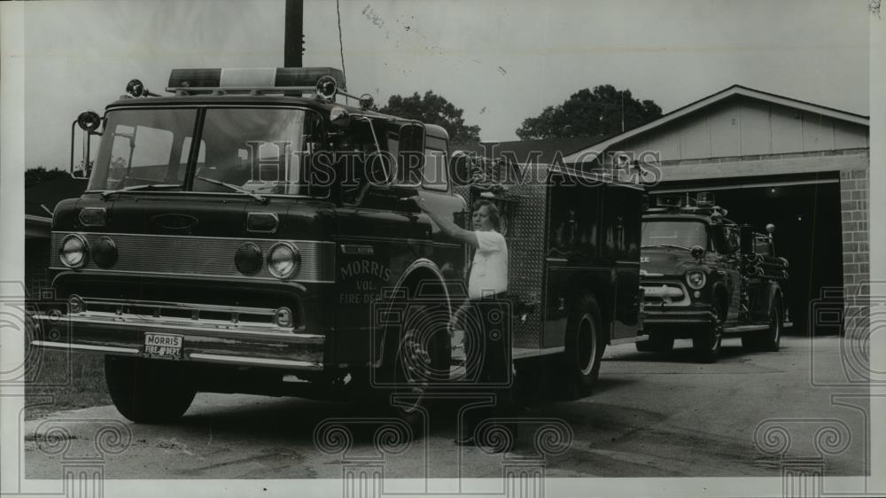 1981 Press Photo Chief Robert Reno By The Big Pumper Fire Truck, Morris, Alabama - Historic Images
