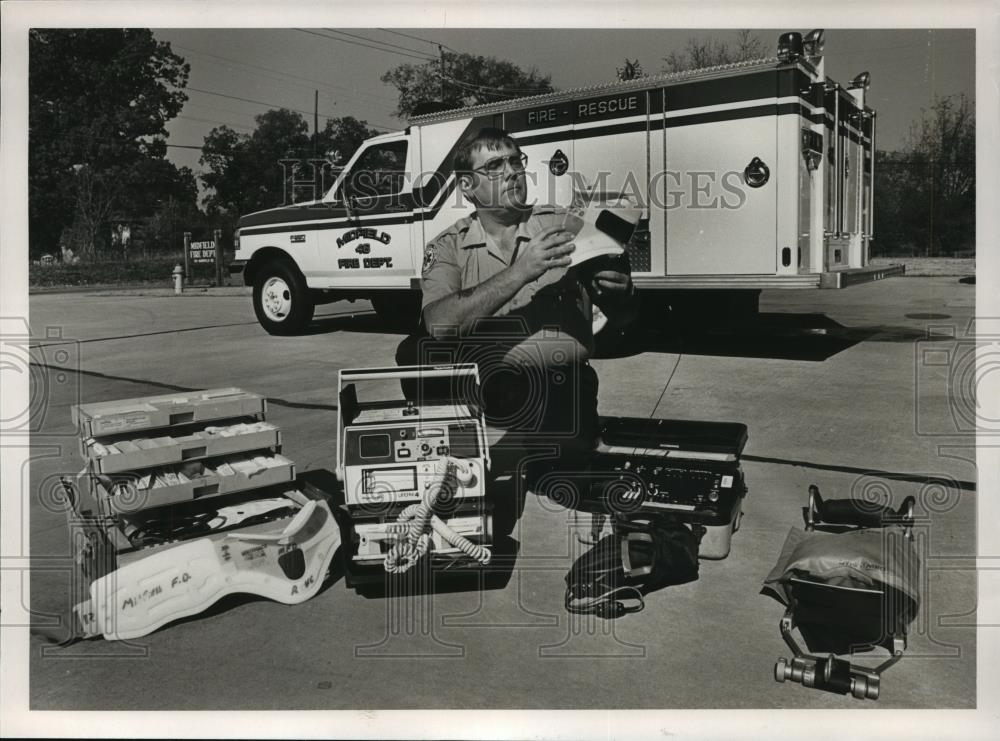 1987 Press Photo Billy Vaughan with the Midfield, Alabama Fire Department - Historic Images