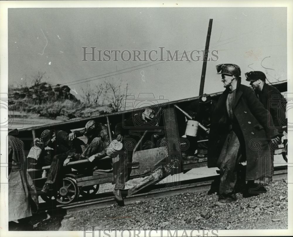 1981 Press Photo Workers Arrive at Mines in Alabama - abna16358 - Historic Images