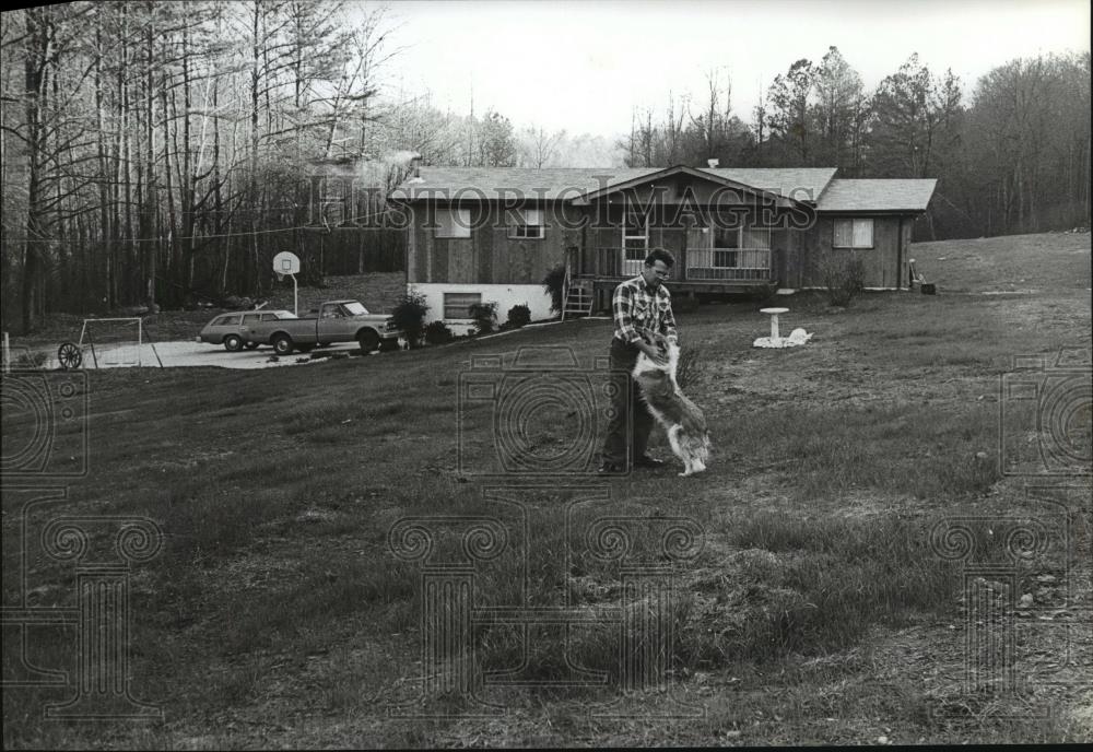 1978 Press Photo The Linns home and yard built over former strip mine, Alabama - Historic Images