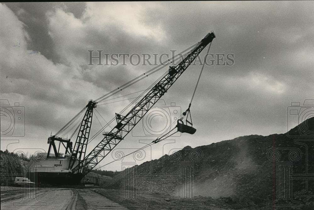 1985 Press Photo Giant Dragline Strips Away Land in Tuscaloosa County, Alabama - Historic Images