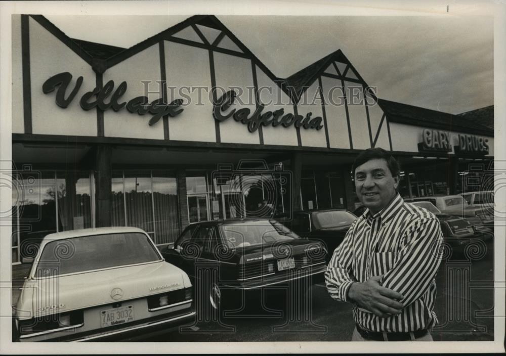 1990 Press Photo Pete Graphos in front of Village Cafeteria in Mountain Brook - Historic Images