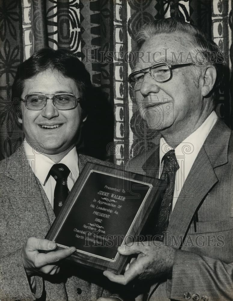 1983 Press Photo Jimmy Walker of Northern Area Chamber gets plaque, Birmingham - Historic Images