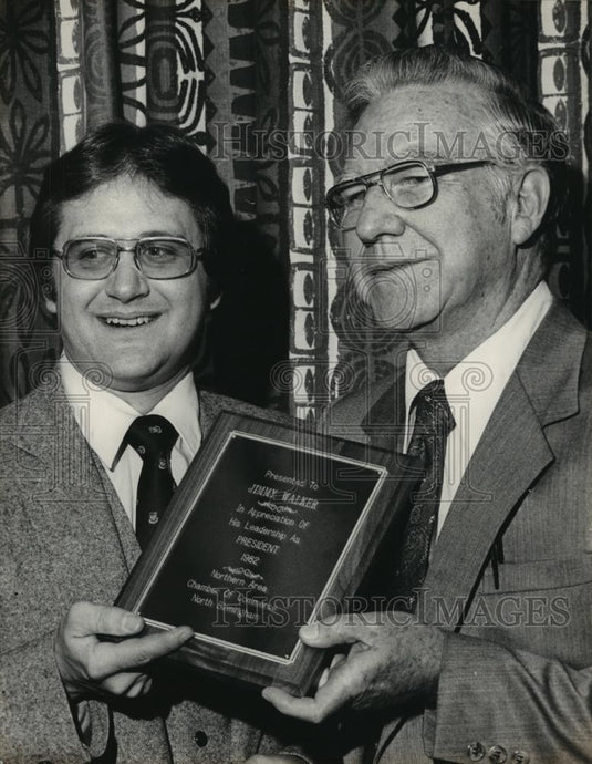 1983 Press Photo Jimmy Walker of Northern Area Chamber gets plaque, Birmingham - Historic Images
