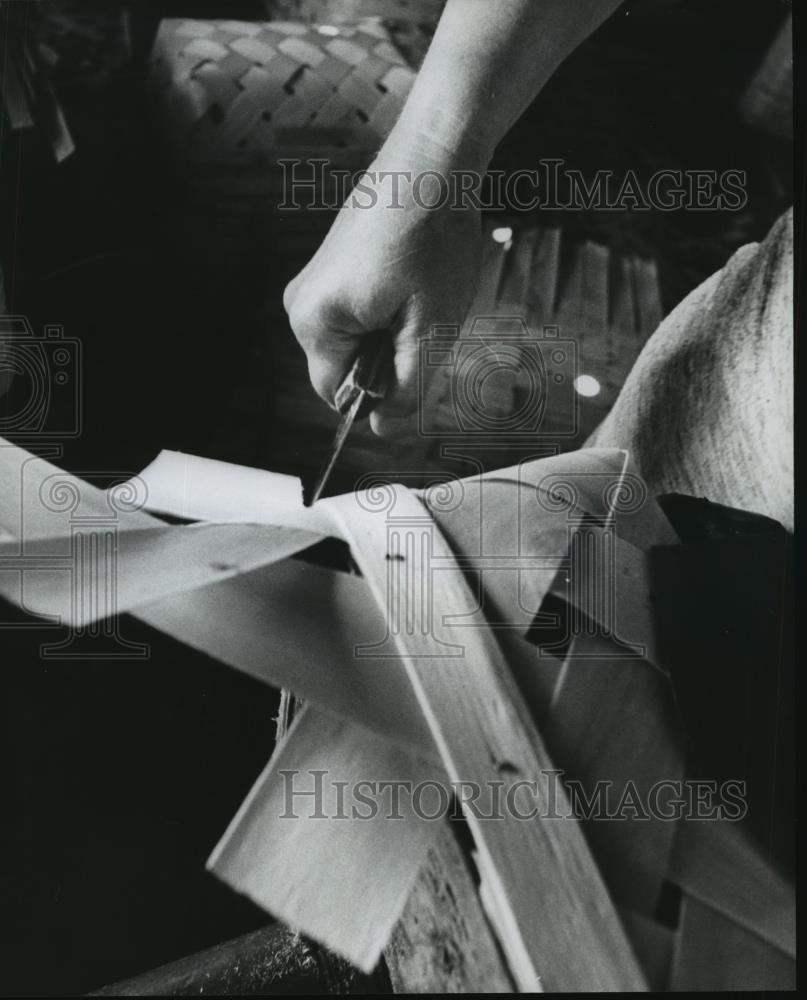 1978 Press Photo Trimming slats at the Basket Factory, Nectar, Alabama - Historic Images