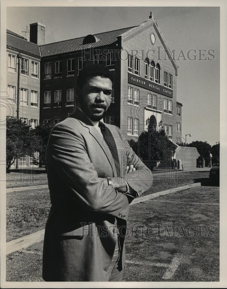 1982 Press Photo Reeder in front of Fairview Medical Center, Montgomery, Alabama - Historic Images