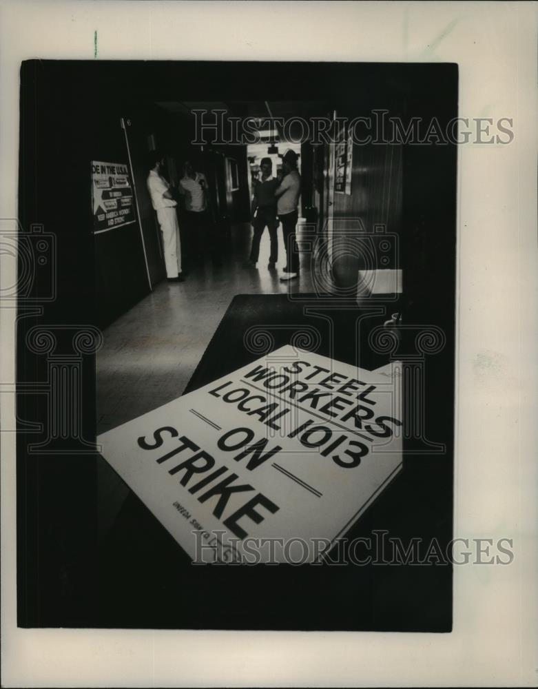 1986 Press Photo Steel workers picket sign - abna16552 - Historic Images