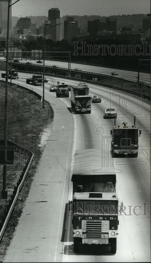 1990 Press Photo Truck convoy rolls through Birmingham, Alabama - abna16555 - Historic Images