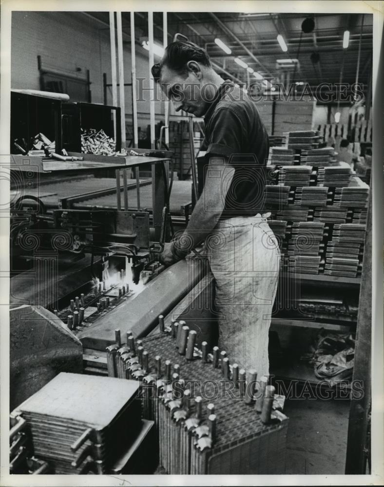 Press Photo Eli Shumate at Vitalic Battery welding lead posts to batteries - Historic Images