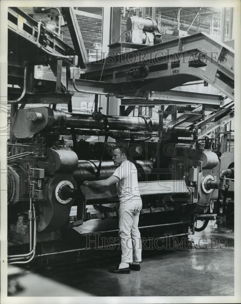 Press Photo Unidentified man working at machinery at U. S. Rubber Company - Historic Images