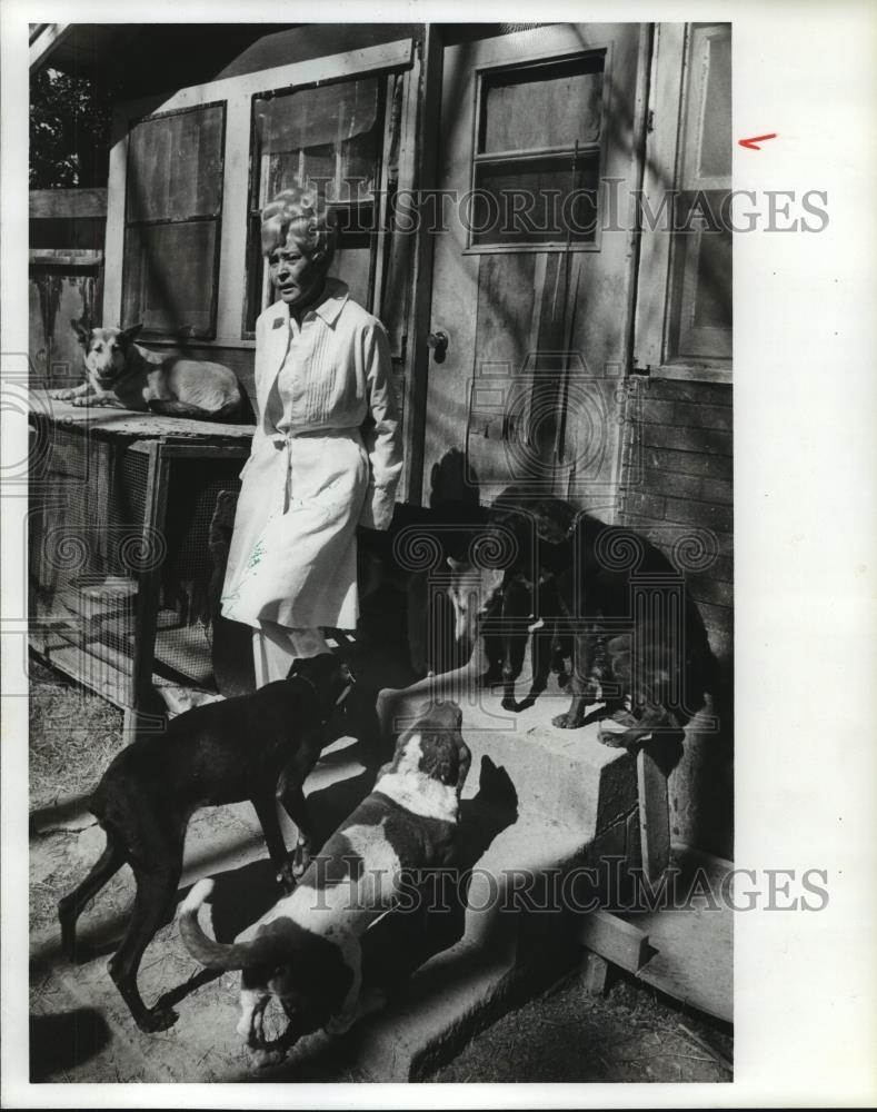 1980 Press Photo World of Pets Shop Owner Barbara Dabbs With Dogs, Alabama - Historic Images