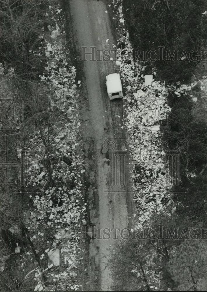 1979 Press Photo View of Garbage Littered Road Taken From Sheriff&#39;s Helicopter - Historic Images