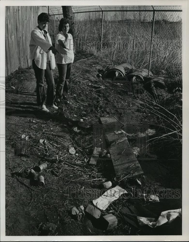 1987 Press Photo Martha Dempsey, Faye Morefield Survey Litter, Hueytown, Alabama - Historic Images