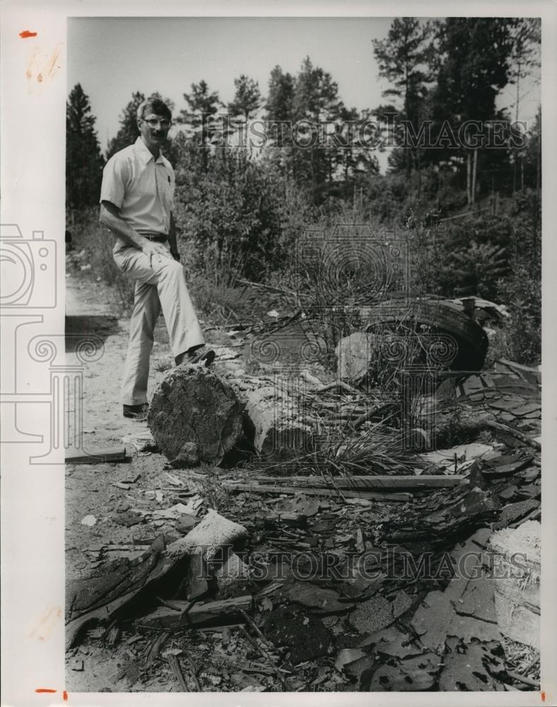 1990 Press Photo Steve Cusimano with Health Department looks at Illegal Dump - Historic Images