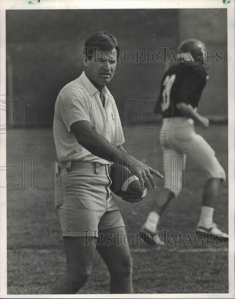 1986 Press Photo Alabama Assistant Football Coach Rick Smith At Spring Practice - Historic Images