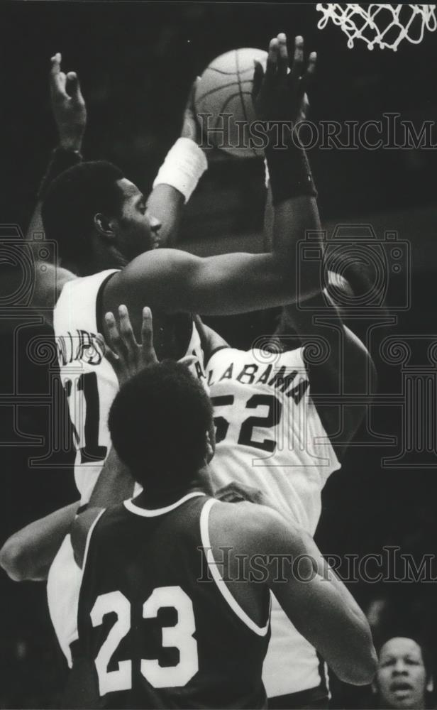 1979 Press Photo University Of Alabama Basketball Players Go After Rebound - Historic Images