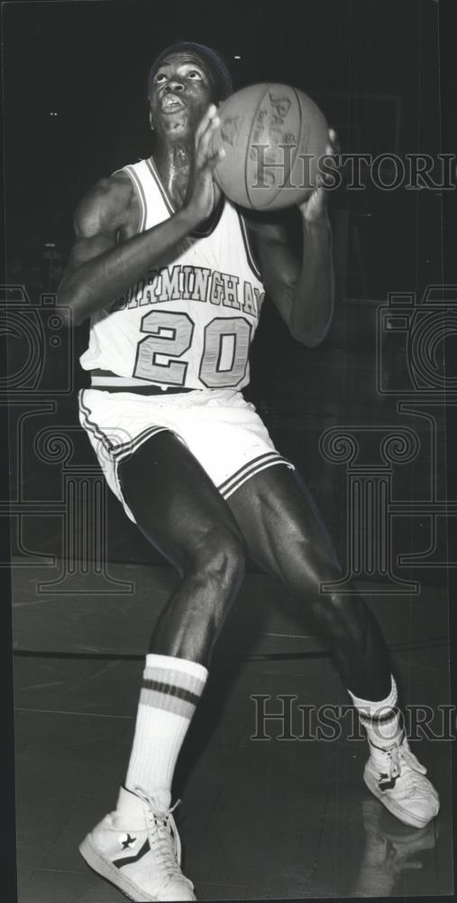 1978 Press Photo Alabama-Birmingham&#39;s Oliver Robinson Readies Basketball Shot - Historic Images