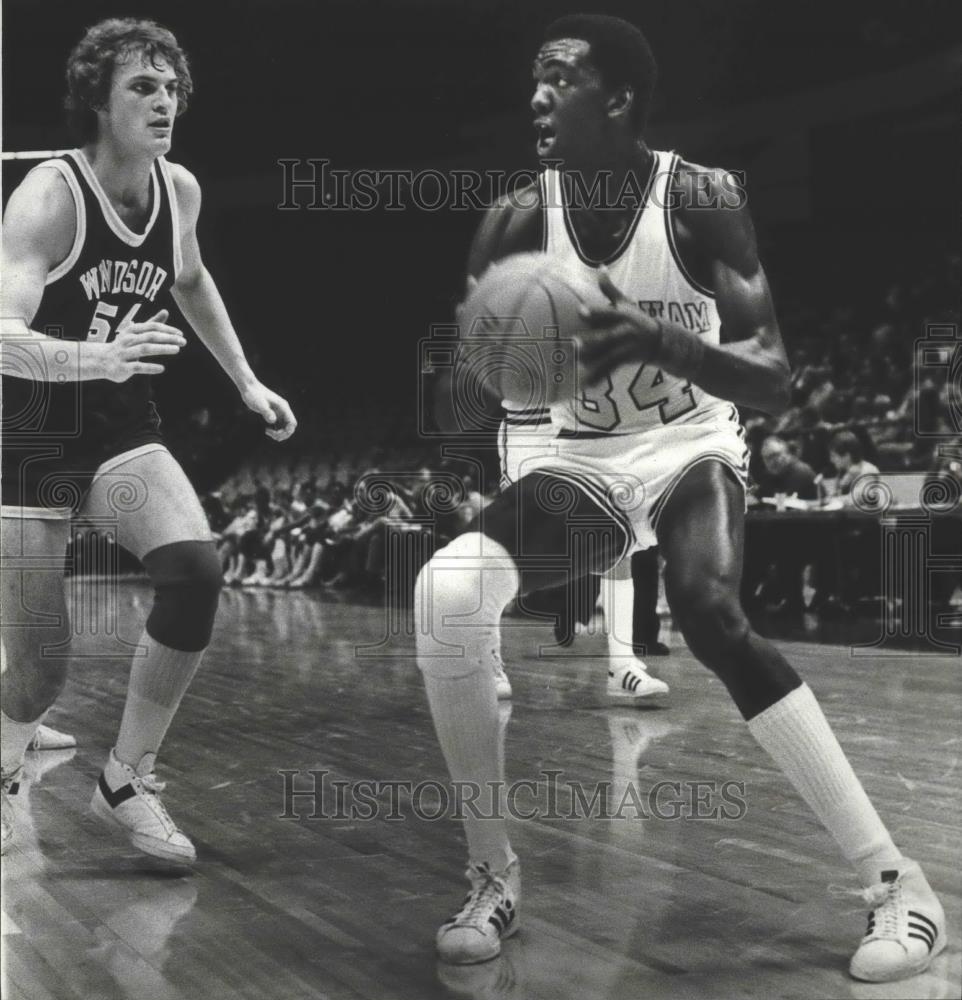 1978 Press Photo Alabama-Birmingham&#39;s Braden, Windsor&#39;s Hamilton In Basketball - Historic Images