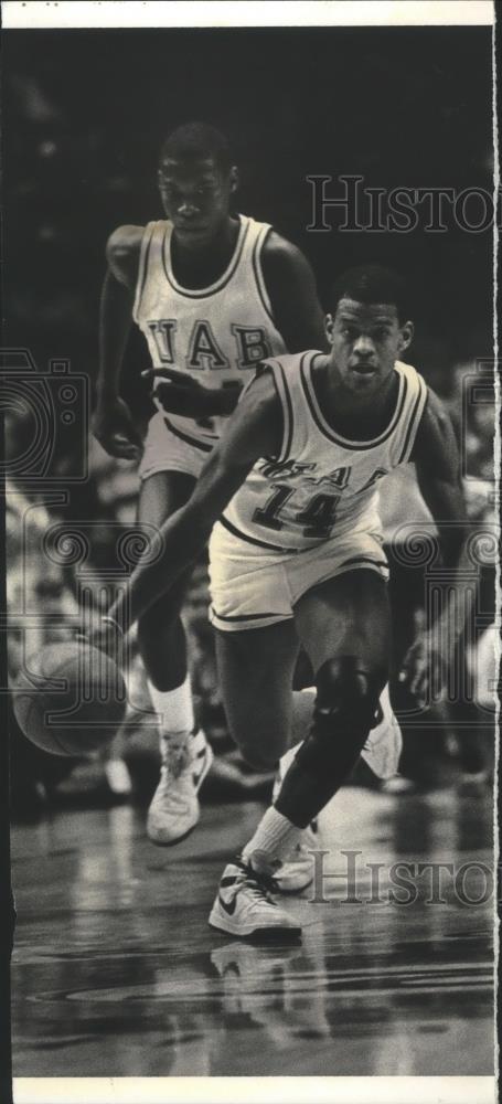 1985 Press Photo Alabama-Birmingham Basketball Players Down Court On Fast Break - Historic Images