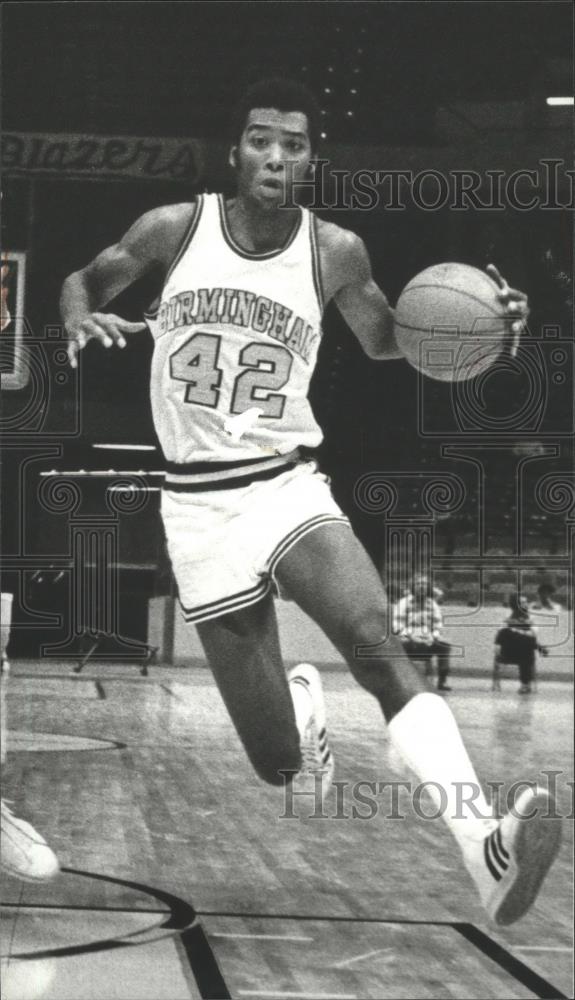 1978 Press Photo Alabama-Birmingham&quot;s Spicer And Basketball Versus South Alabama - Historic Images