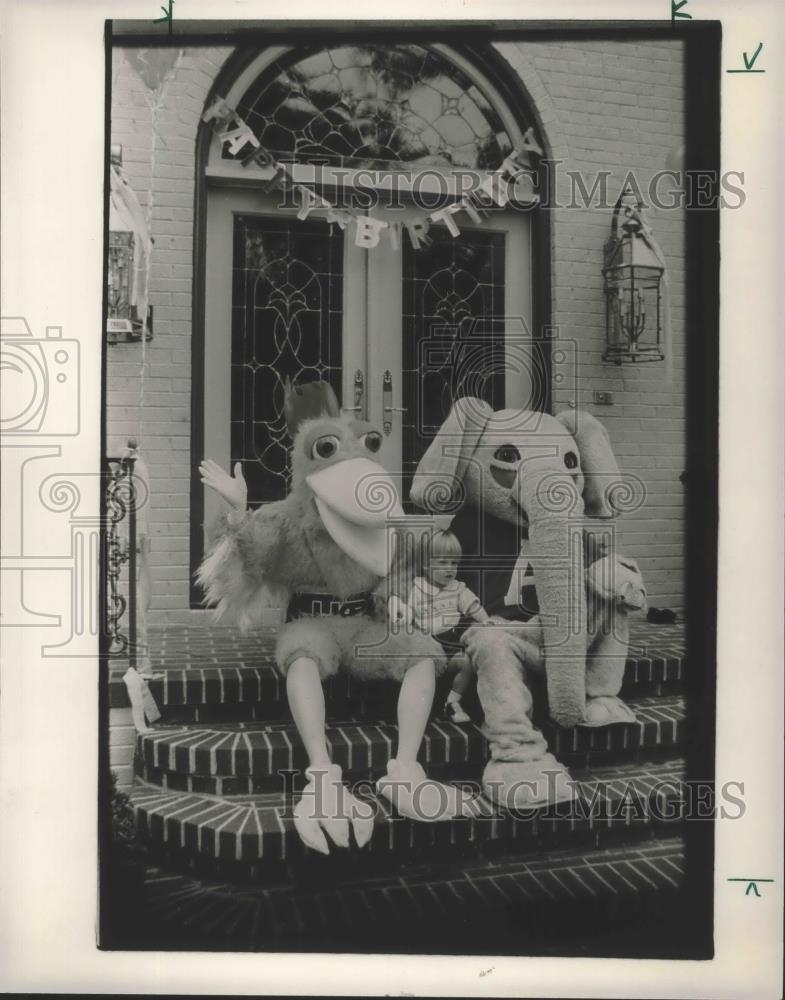 1986 Press Photo Happy Birthday To Cory Harris From Mascots Beauregard, Big Al - Historic Images