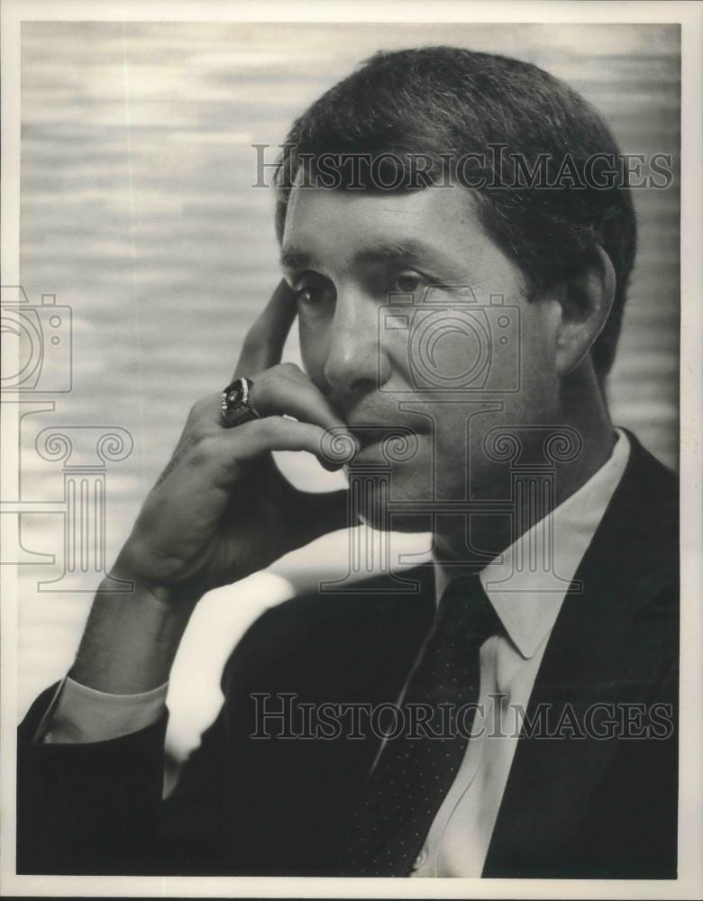 1987 Press Photo Alabama Athletic Director Steve Sloan Wearing Championship Ring - Historic Images