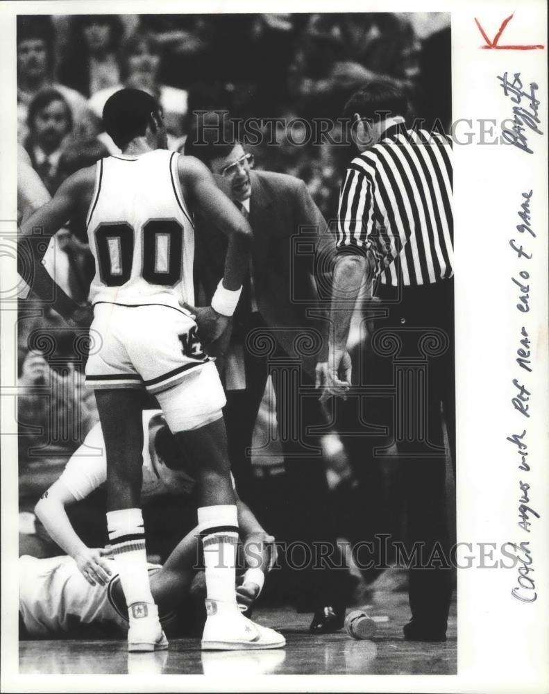 1982 Press Photo Auburn Head Basketball Coach Sonny Smith Argues With Referee - Historic Images