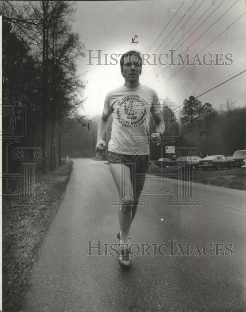 1980 Press Photo Distance Runner Melanson Practicing For Magic City Marathon - Historic Images