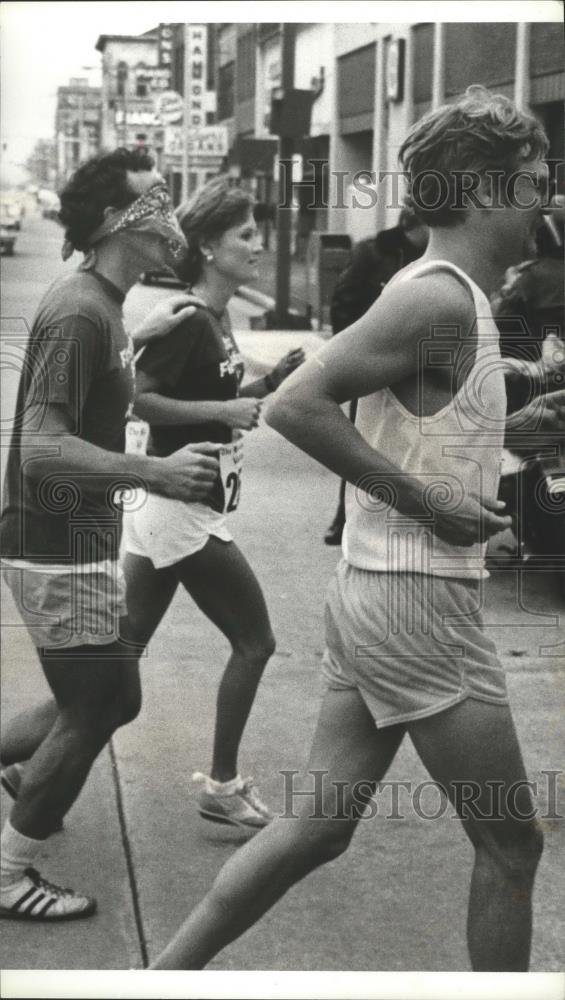 1979 Press Photo Birmingham News Vulcan Run Contestant With Bandanna Over Face - Historic Images