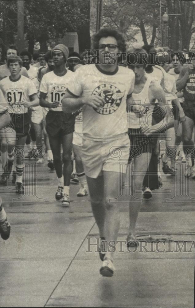 1976 Press Photo Birmingham New Reporter Ed Shook In Vulcan Run 2-Mile Race - Historic Images