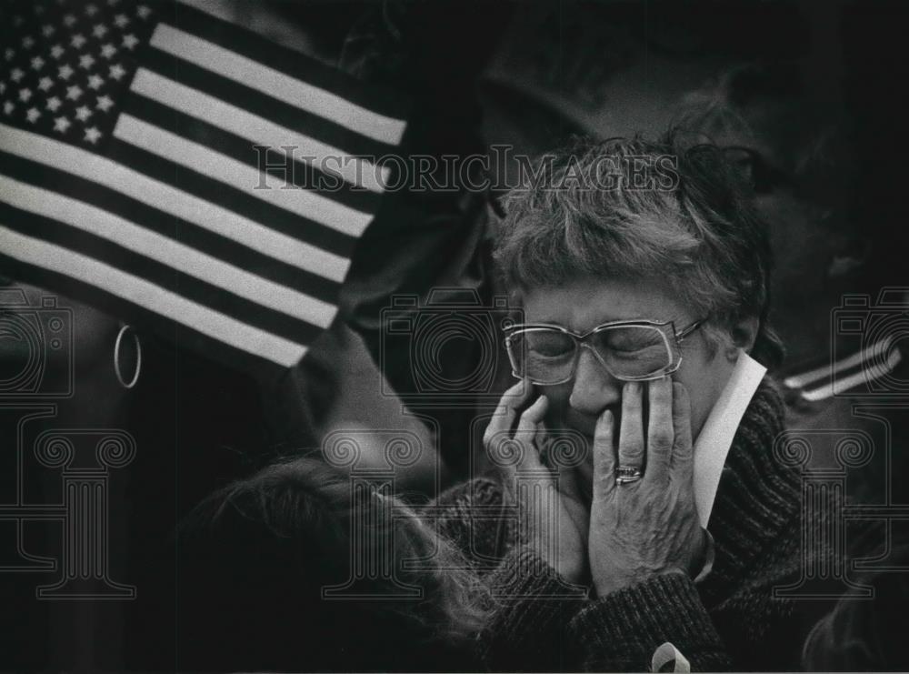 1991 Press Photo Joyce Nass awaits son Rep. Stephen Nass -Mitchell International - Historic Images