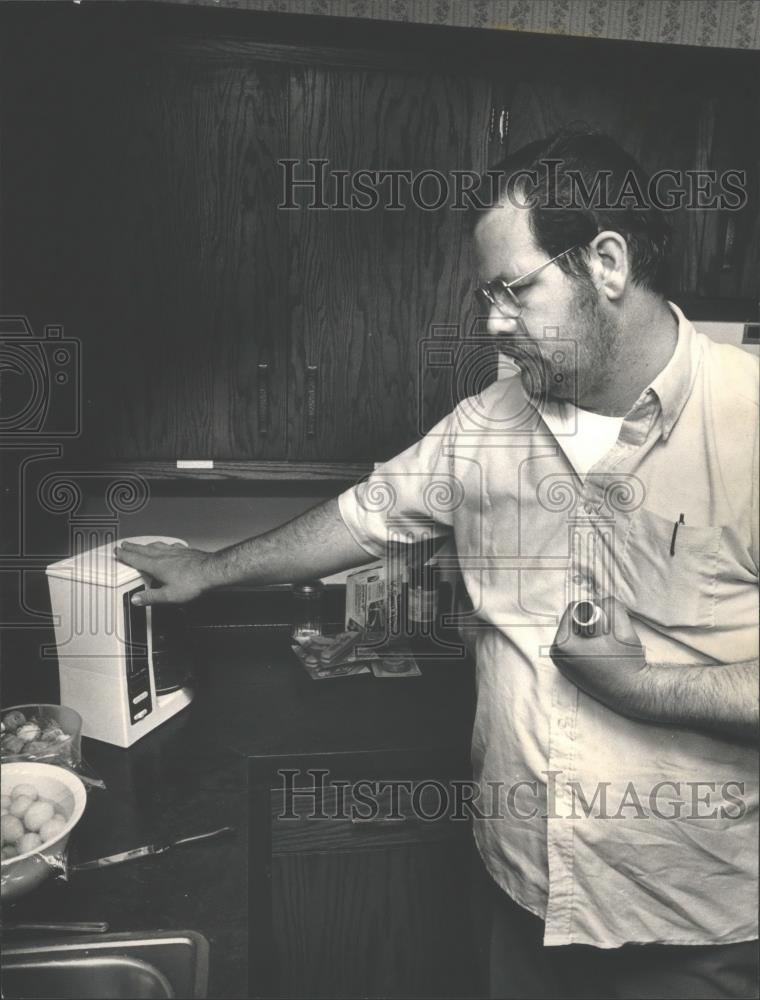 1988 Press Photo Ed Lane makes coffee in his home, a living center for disabled - Historic Images