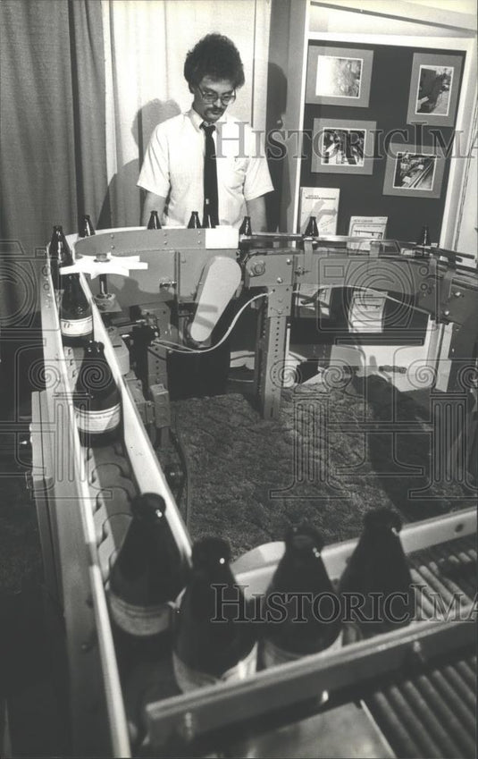 1983 Press Photo Engineer Jim Heisler for New London Engineering with conveyor - Historic Images