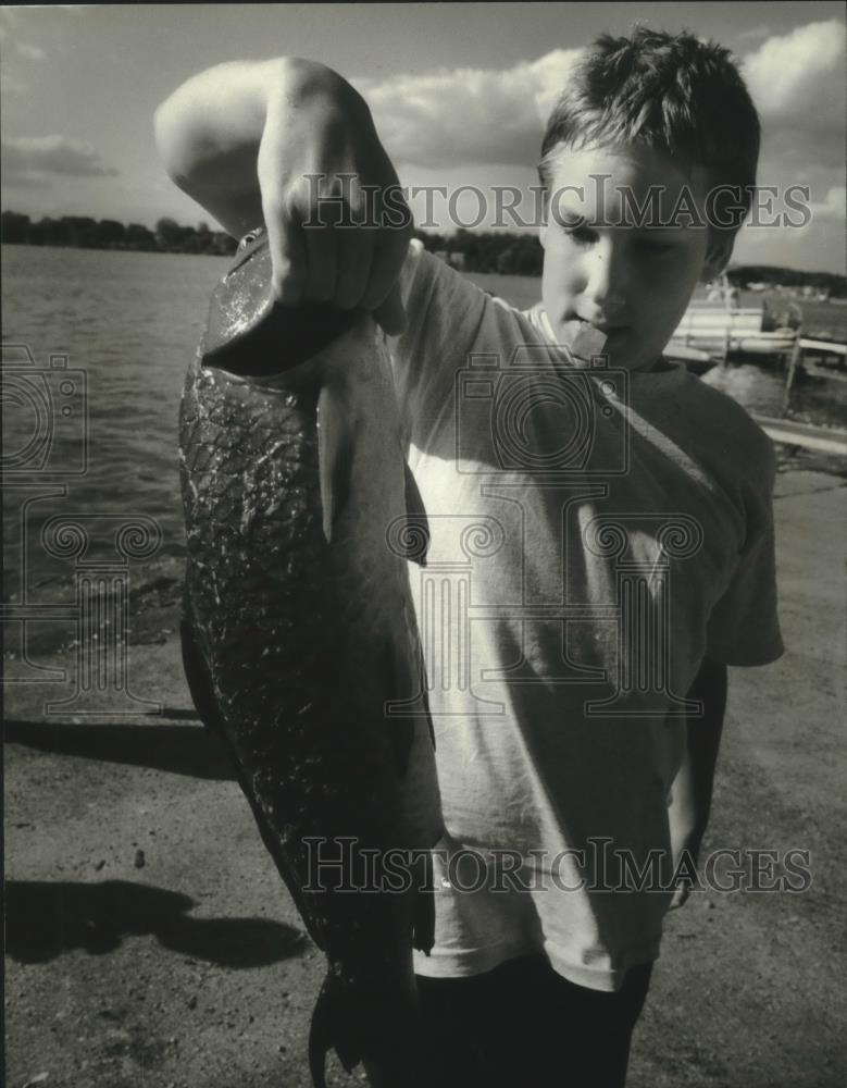 1994 Press Photo Jason Turnacliff holds10 1/4 pound carp Pewaukee Lake Wisconsin - Historic Images