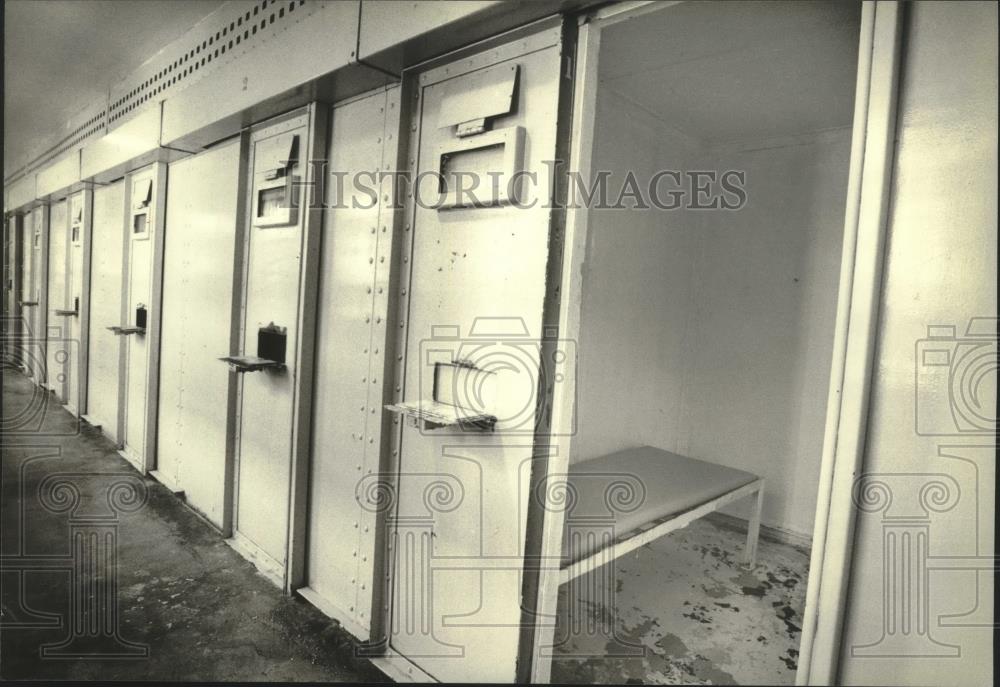 1980 Press Photo Milwaukee County House of Correction Isolation Cells - Historic Images