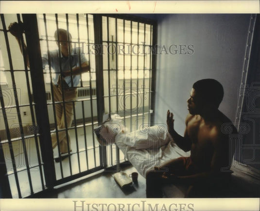 1991 Press Photo Chaplain Sorenson & inmate Milwaukee County House of Correction - Historic Images