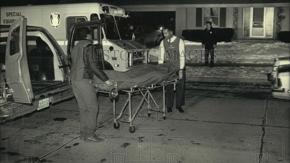 1987 Press Photo Murder Victim of Keith Kalota Outside House in Milwaukee - Historic Images