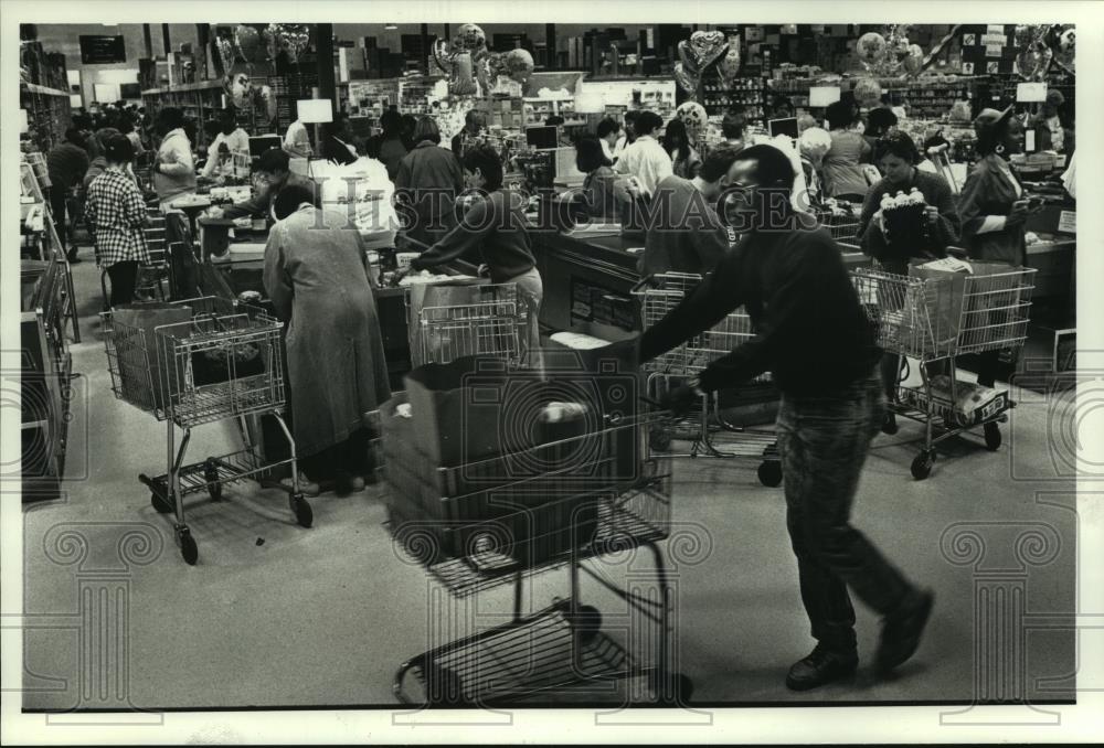 1990 Press Photo Pick&#39;n Save traffic jams at checkouts at peak shopping hours - Historic Images