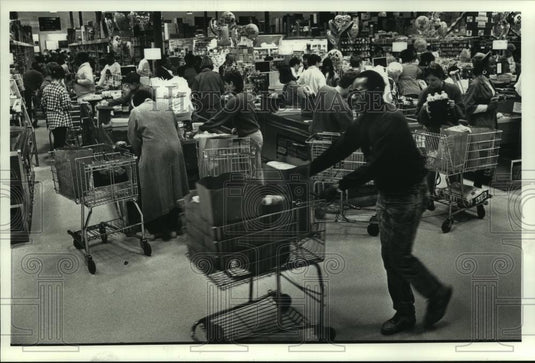 1990 Press Photo Pick'n Save traffic jams at checkouts at peak shopping hours - Historic Images