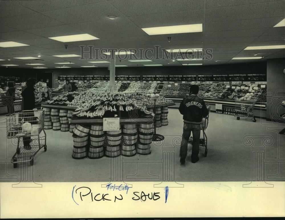 1984 Press Photo Milwaukee Pick&#39;n Save stores offer produce variety year &#39;round - Historic Images